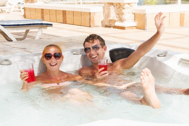 freepik couple jacuzi.jpg