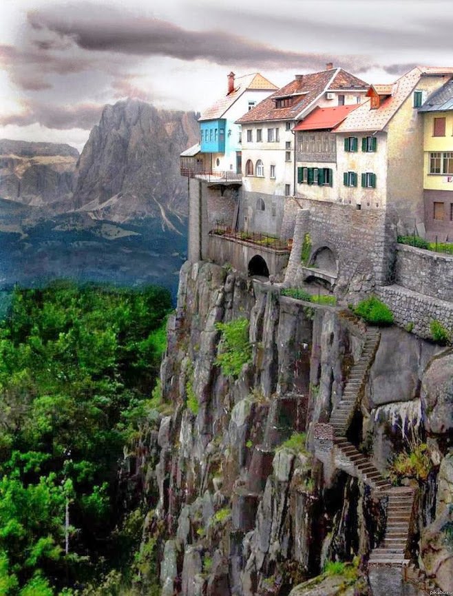 Incredible-Shot-of-Cliff-side-Houses-in-the-City-of-Ronda-Spain-Would-You-Live-Here.jpg