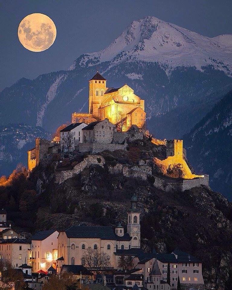 Luna cheia em Sion, Suíza.jpg