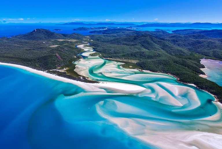 2 Whitehaven Beach in Whitsunday Island, Australia, one of the world's most beautiful beaches.jpg