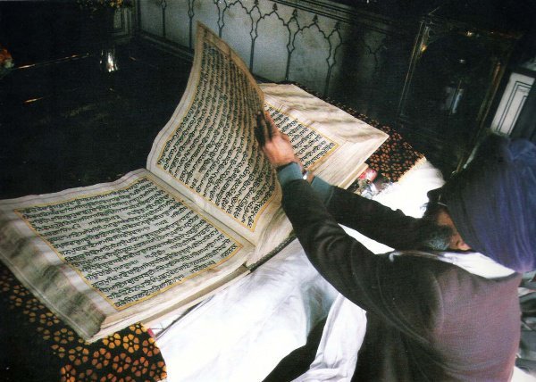 07-35-43-600px-GuruGranthSahib-HarimandirSahib.jpg