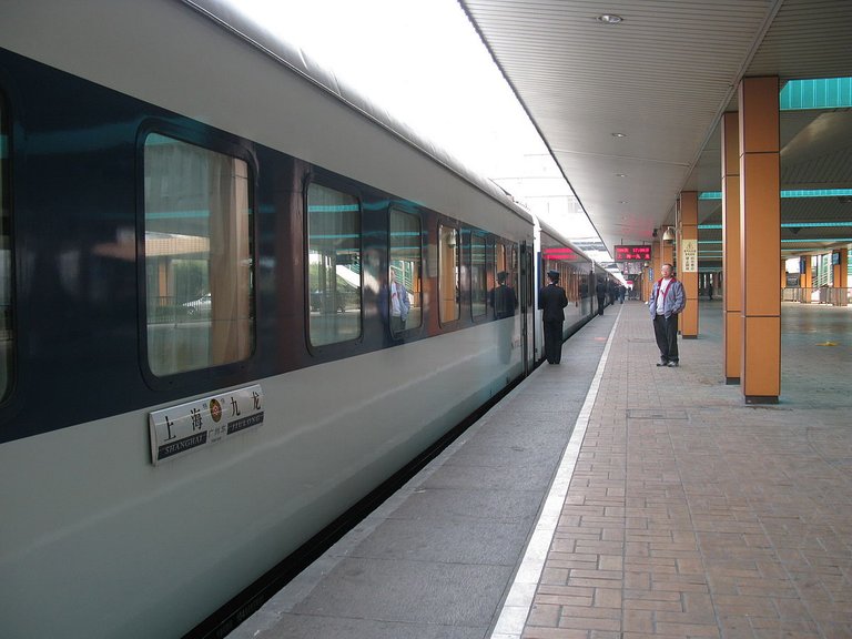 1200px-Shanghai-Kowloon_Through_Train.jpg