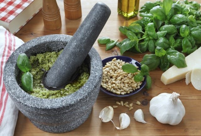 ricetta-tradizionale-ligure-pesto-fatto-in-casa-1-640x436.jpg