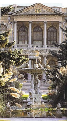 220px-Dolmabahce_Sarayi.jpg