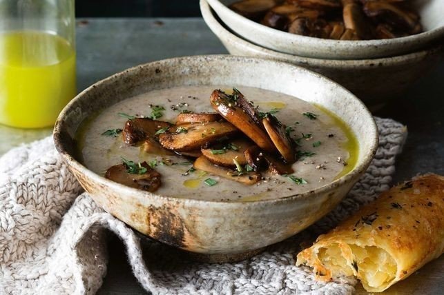 cream-of-mushroom-soup-with-tarragon-oil-136906-2.jpeg