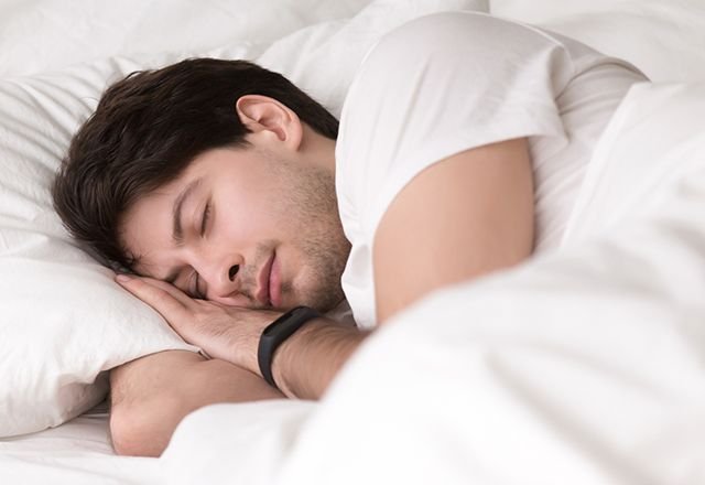 man-sleeping-fitness-tracker-iStock-668717796-640x440.jpg