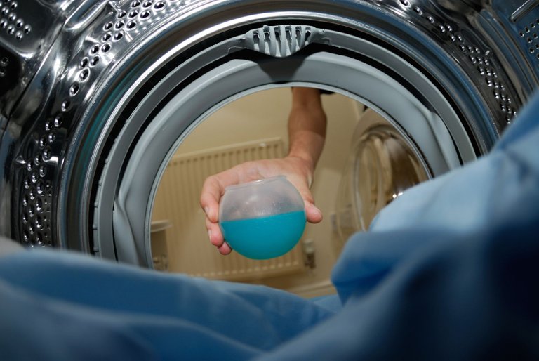 putting-detergent-in-washing-machine-1414795-1599x1070.jpg