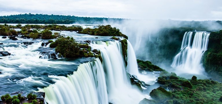 Iguazu Falls Waterfall in South America waterfalls of the Iguazu River on the border of the Argentine province of Misiones and the Brazilian state of Paraná.jpg