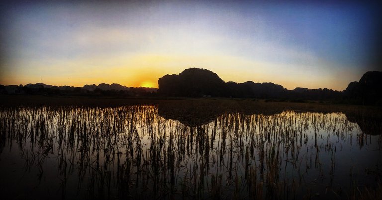 Coucher de soleil Vietnam.jpg