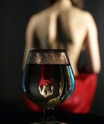 mujer con vino.jpg