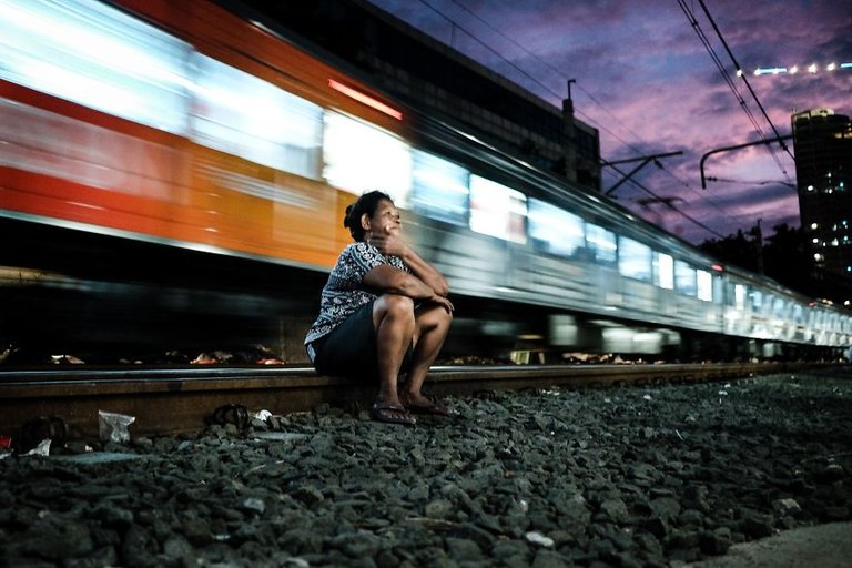 jakarta_slums_life_by_the_railway_vytautas_jankulskas_04.jpg