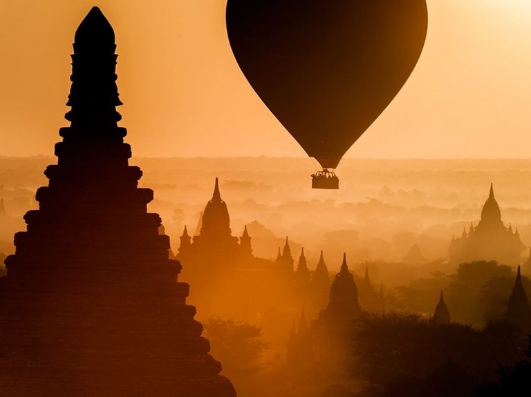 Sunrise in the Kingdom of Bagan, Myanmar.jpg