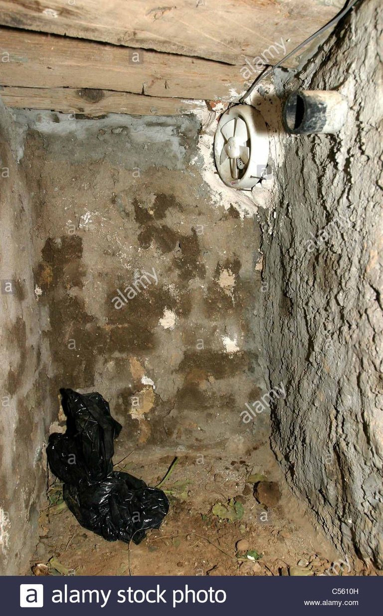 the-hole-where-saddam-hussein-hid-from-the-allies-in-2003-ad-dwar-C5610H.jpg