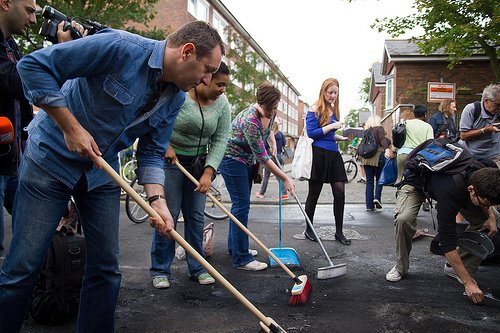 The-clean-up-begins-in-Hackneys-Mare-Street-EDUARDO-CARRASCO.jpg