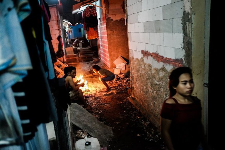 jakarta_slums_life_by_the_railway_vytautas_jankulskas_20.jpg