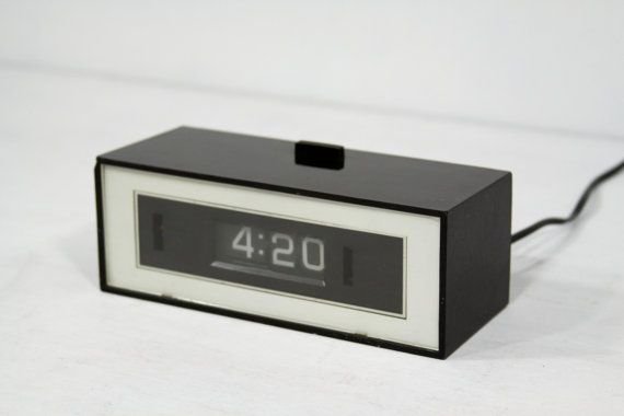 27d450b0f72b4aeb270967ceebaae0dd--digital-clocks-alarm-clock.jpg