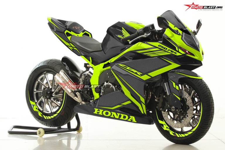 CBR250RR-BLACK-GREEN-LIME-CARBON.jpg