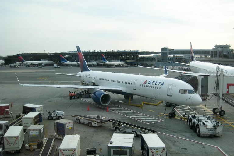 Delta_Air_Lines_B757-232_N718TW_JFK.jpg