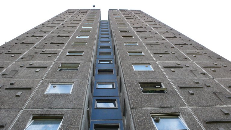 1280px-Brutalist_building_side_looking_up.jpg