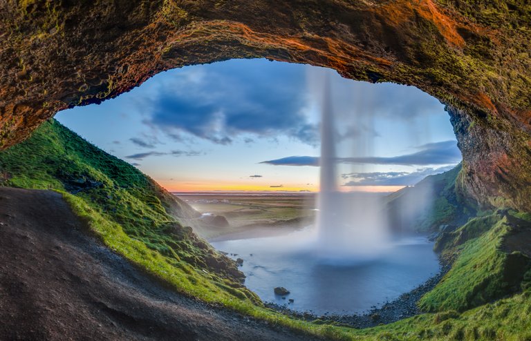 Seljalandsfoss,_Suðurland,_Islandia,_2014-08-16,_DD_201-203_HDR.JPG