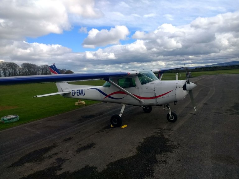 Cessna 152 EL-EMU.jpg