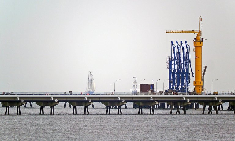 oil-port-1785693_1280.jpg