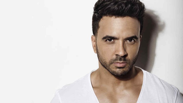 02-luis-fonsi-2017-cr-omar-cruz-billboard-1548.jpg