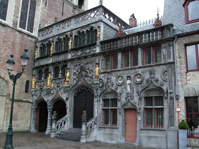 1920px-Basilica_of_the_Holy_Blood_-_Saint-Baselius_Chapel,_Bruges,_Belgium..jpg