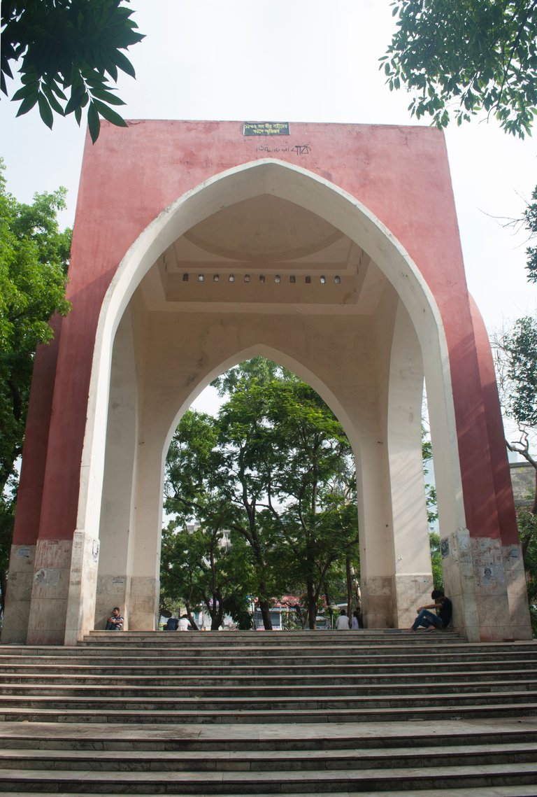 Monument_in_Bahadur_Shah_Park,_Dhaka,_Bangladesh..jpg