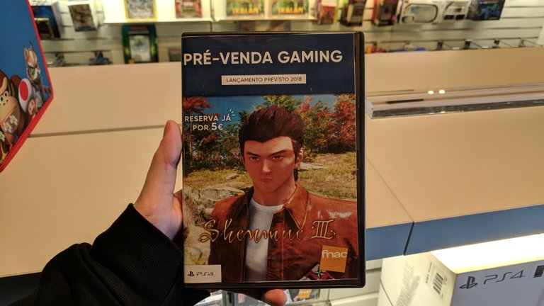 Adam Shenmue 3 Fnac 03.jpg