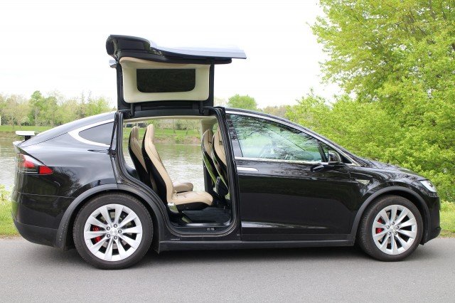 2016-tesla-model-x_100554517_m.jpg