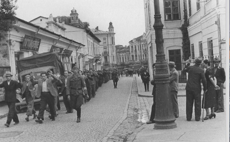 Iasi-Jews-Marched-through-town--e1500317475139.jpg