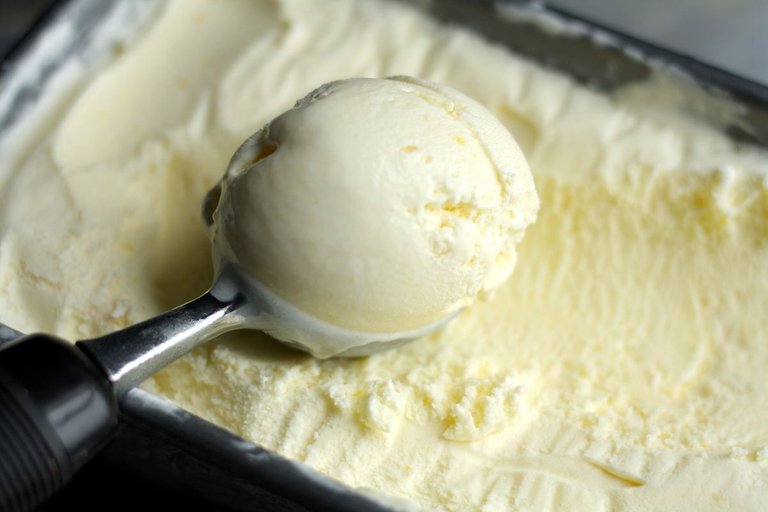 Mascarpone-Ice-Cream-Scoop-Landscape.jpg