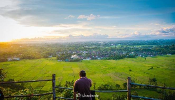 58b12769acaff-keindahan-sunset-di-puncak-gebang-pleret-yogyakarta_663_382.jpg