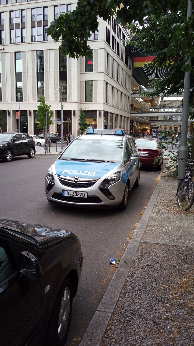 polizei parkt falsch auf behindertenparkplatz.jpg