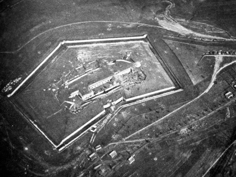 Fort-Douaumont-luftfoto-1916-fra-Wikimedia-Commons.jpg