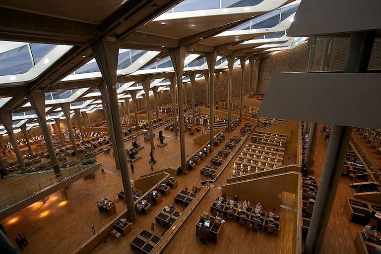 800px-CW_BibliotechaAlexandrina_Inside.jpg