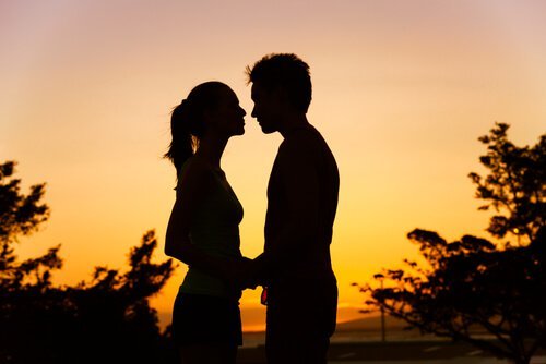 pareja-mirandose-atardecer.jpg