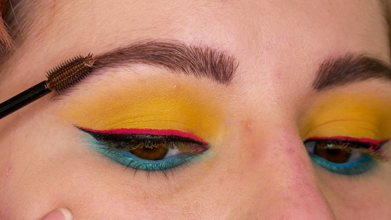 Full On Sunshine Look - brow gel - Melissavandijkmakeuptutorials.jpg