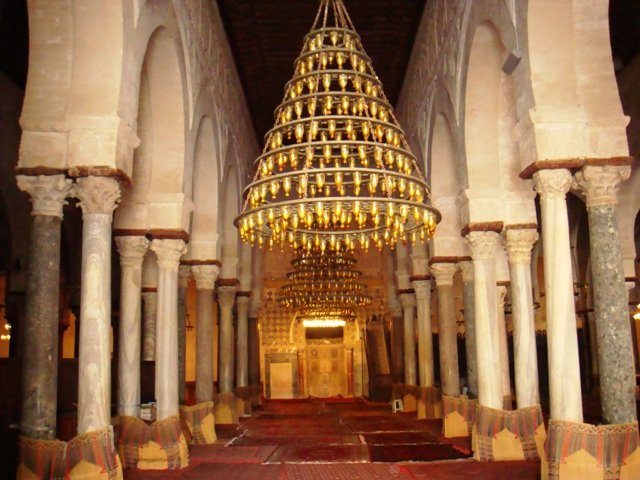 Inside_the_Grand_Mosque,_Kairouan,_Tunisia.JPG