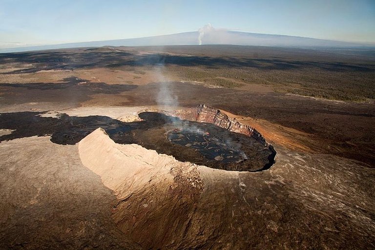 800px-Puu_Oo_looking_up_Kilauea_-_edit.jpg