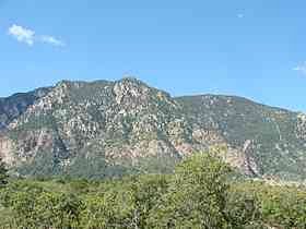 qlow-280px-Cheyenne_Mountain_1.jpg