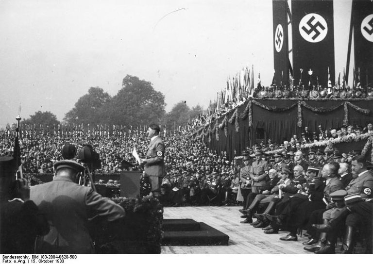 Bundesarchiv_Bild_183-2004-0628-500,_München,_Haus_der_deutschen_Kunst,_Hitler.jpg