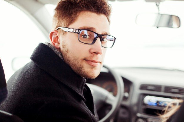 primer-plano-de-hombre-joven-con-gafas-sentado-en-el-coche_1140-333.jpg