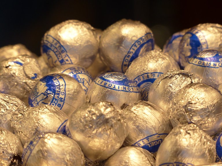 mozartkugeln-chocolates-sweetness-chocolate-67861.jpeg