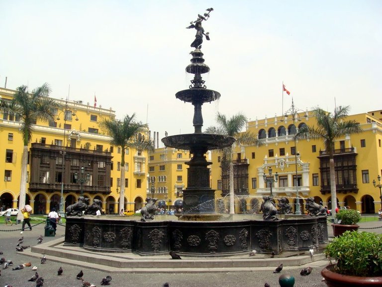 plaza mayor fuente.jpg