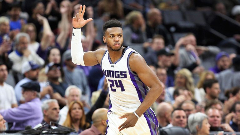 hield-buddy-kings-white-fingers.jpg