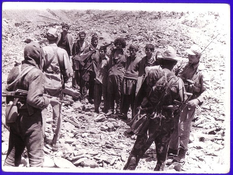 Afgan_prisoners_in_Vardak_1987.jpg