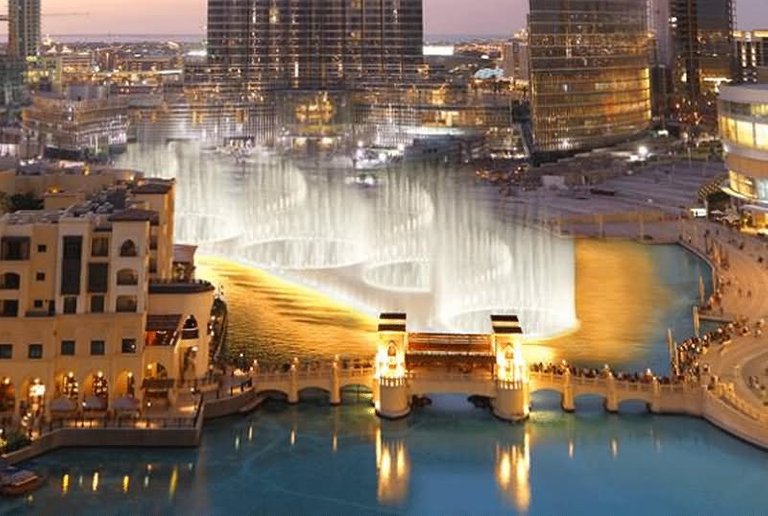 Beautiful-Dubai-Fountain-Lake-At-Night.jpg