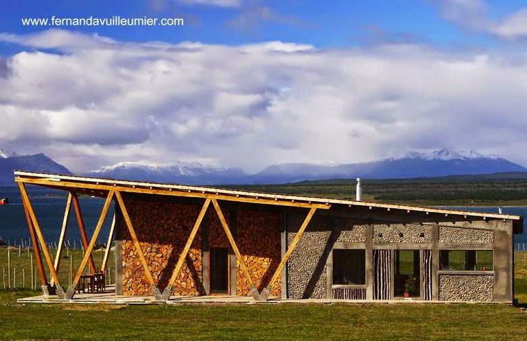 Casa moderna y rústica de campo levantada en Puerto Natales Chile.jpg